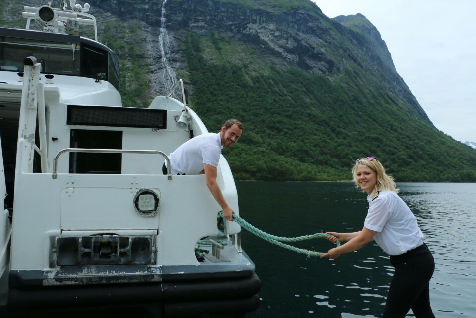 Matros Fredrik Madsen og Maskinsjef Martine Lynge kaster loss.Foto: Sigbjørn Larsen