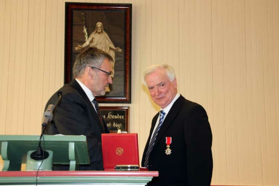 Fylkesmann Lodve Solholm fester Ordenen på Per Sæviks bryst.