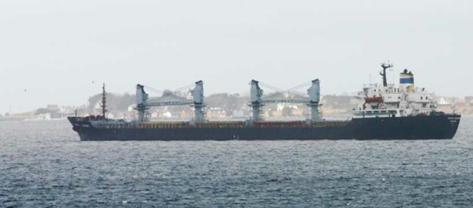 Lasteskipet "Ocean Leader" søkte nødhavn på Valderhaugfjorden, ved Ålesund, da den fikk problemer torsdag. (Foto: Kystverket)