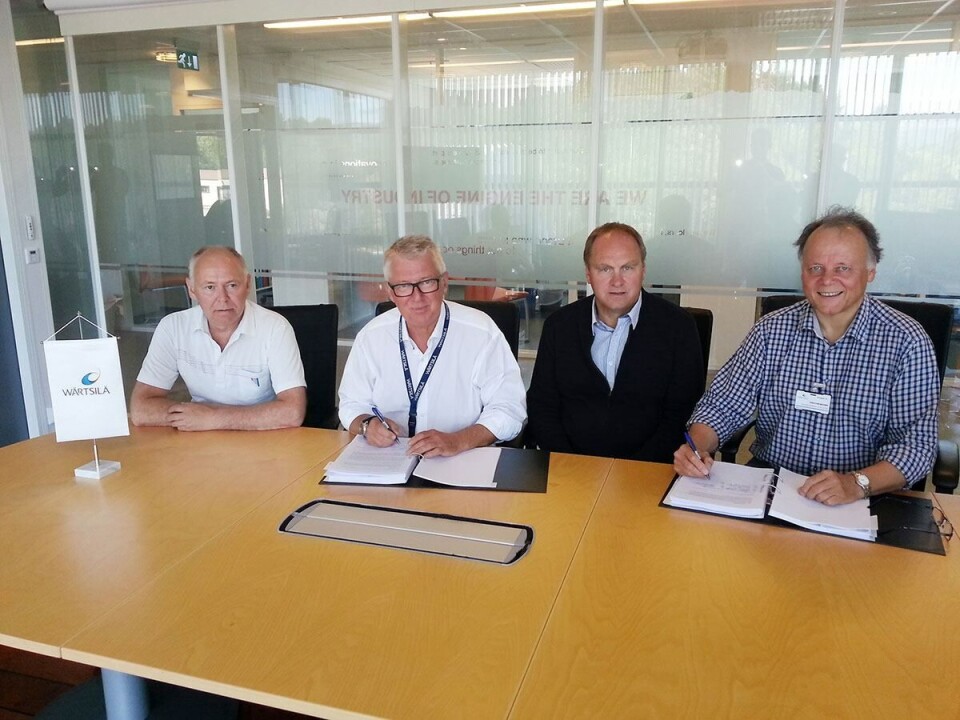 Fra kontraktssigneringen på Rubbestadneset, fra venstre: Daglig leder i nyetableringen LOS Marine, Magne Olav Østensen, Adm. dir. i Wärtsilä Norway, Sveinung Hansen, Daglig leder i LOS Elektro, Jakob Særsten og styreleder i LOS Elektro, Martin Lønning.