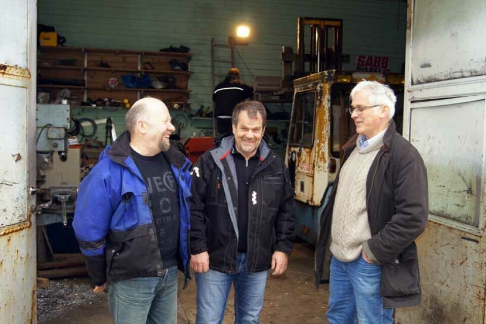 Daglig leder Bjarne Hopen i Båt- og Motorservice as har tatt i bruk ny produksjonsteknikk og er godt fornøyd med grunnlaget som er levert av Marin Design ved Gunnar Flatmo (i midten) og Ole Andreas Holm. Foto: Steinar Flasnes.
