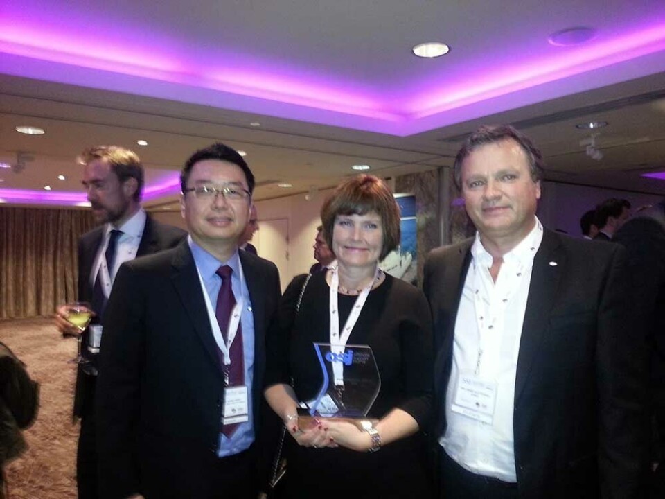 Hallvard Slettevoll avbilda med prisen saman med kollega Nora Longum, og Leong Seng Keat frå Nam Cheong, ein av kundane til STADT.