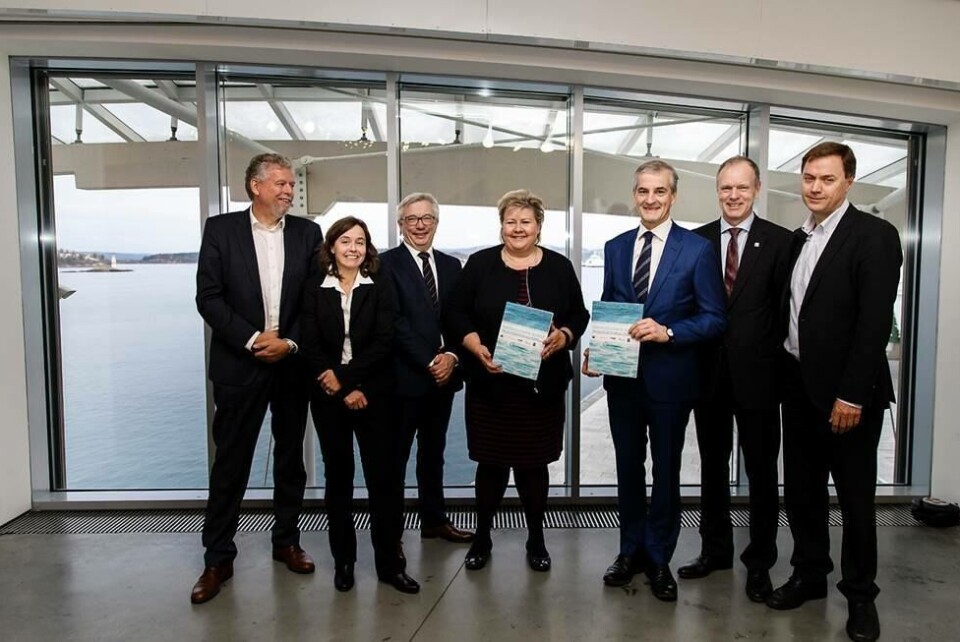 Statsminister Erna Solberg og AP-leder Jonas Gahr Støre møtte opp for å ta imot rapporten. Foto: Rederiforbundet