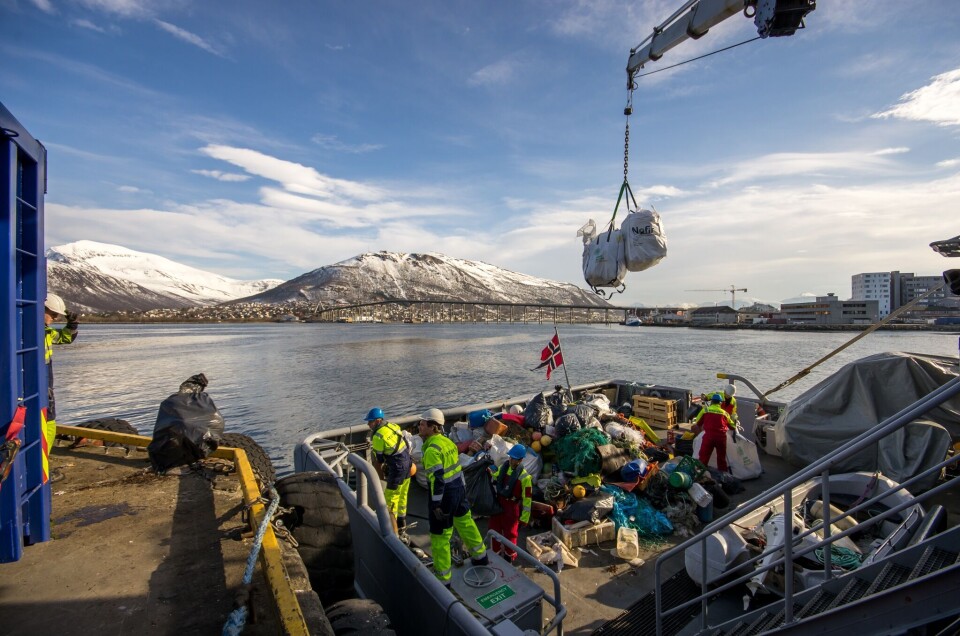 Slik ser det ut når fiskere i Tromsø leverer inn plast de har fisket opp. Foto: Bo Eide