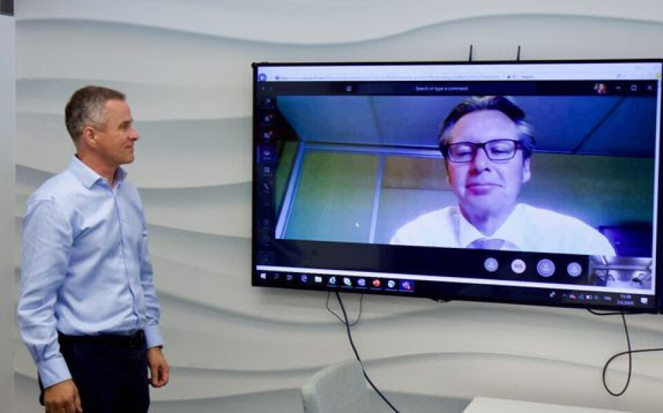 Juha Koskela i ABB (t.v.) og Knut Ørbeck-Nilssen i DNV GL fjernsignerer en samarbeidsavtale for å akselerere digitaliseringen i maritim industri. Foto: ABB.
