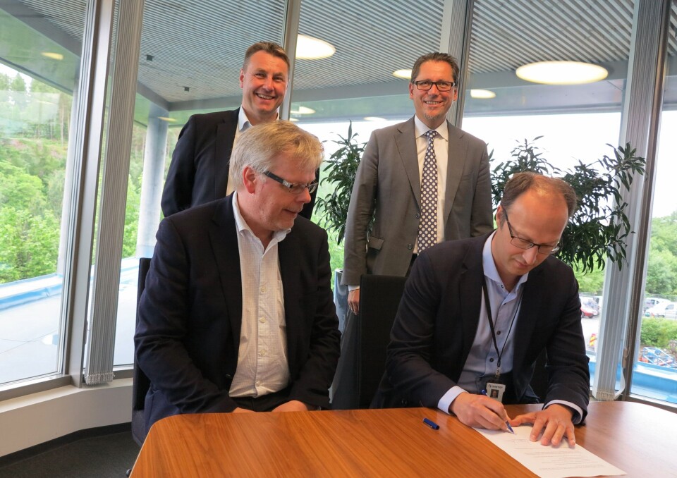 Bak fra venstre: Asbjørn Skaro, direktør for Digital & Systems i Rolls-Royce og Remi Eriksen, CEO i DNV GL. Foran fra venstre: Professor og instituttleder Hans Petter Hildre, NTNU og Henning Borgen, administrerende direktør i Sintef Ocean Ålesund.