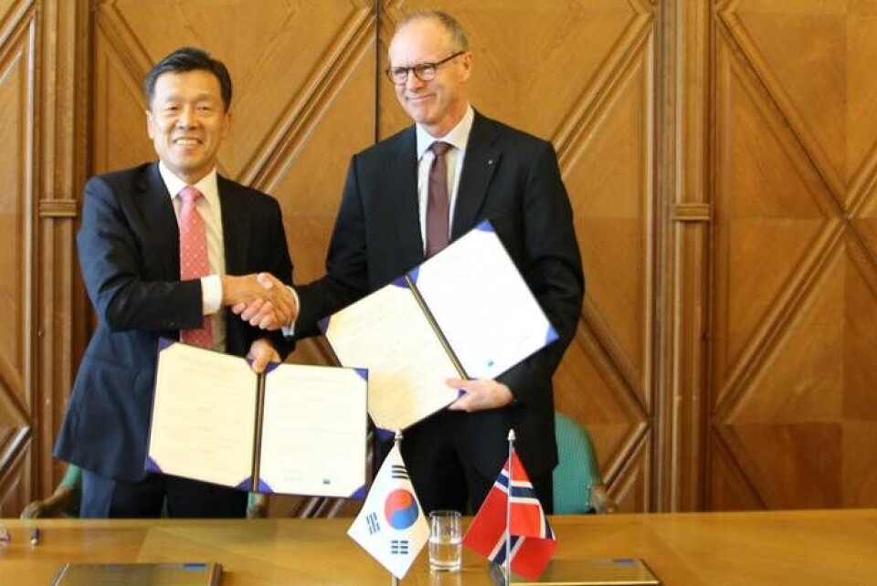 Viseadministrerende direktør Kim Young-MOO og administrerende direktør i Norges Rederiforbund, Sturla Henriksen. signerteavtalene. Foto: Norges rederiforbund