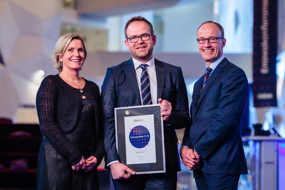 Enovaprisen-vinner Bjørn Tore Orvik i Yara sammen med juryleder Audhild Kvam og adm.dir. Nils Kristian Nakstad i Enova. Foto: Geir Anders Rybakken Ørslien