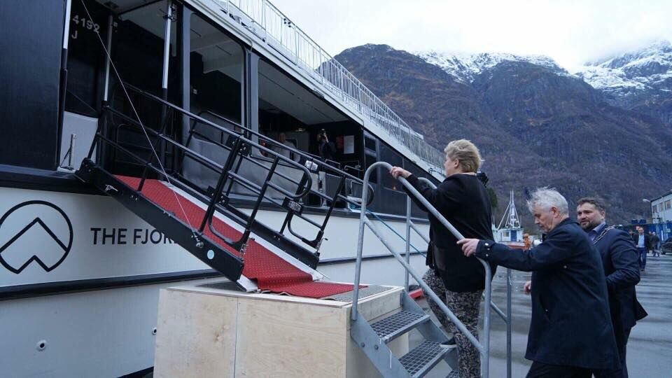 Erna Solberg stiger ombord i 'Vision of the fjords' etterfulgt av Tor Øyvin Aa. Foto: Erna Solberg/Facebook