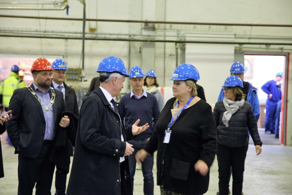 Tor Øyvin Aa viser statsminister Erna Solberg rundt i produksjonshallen til Brødrene Aa. Foto: Brødrene Aa