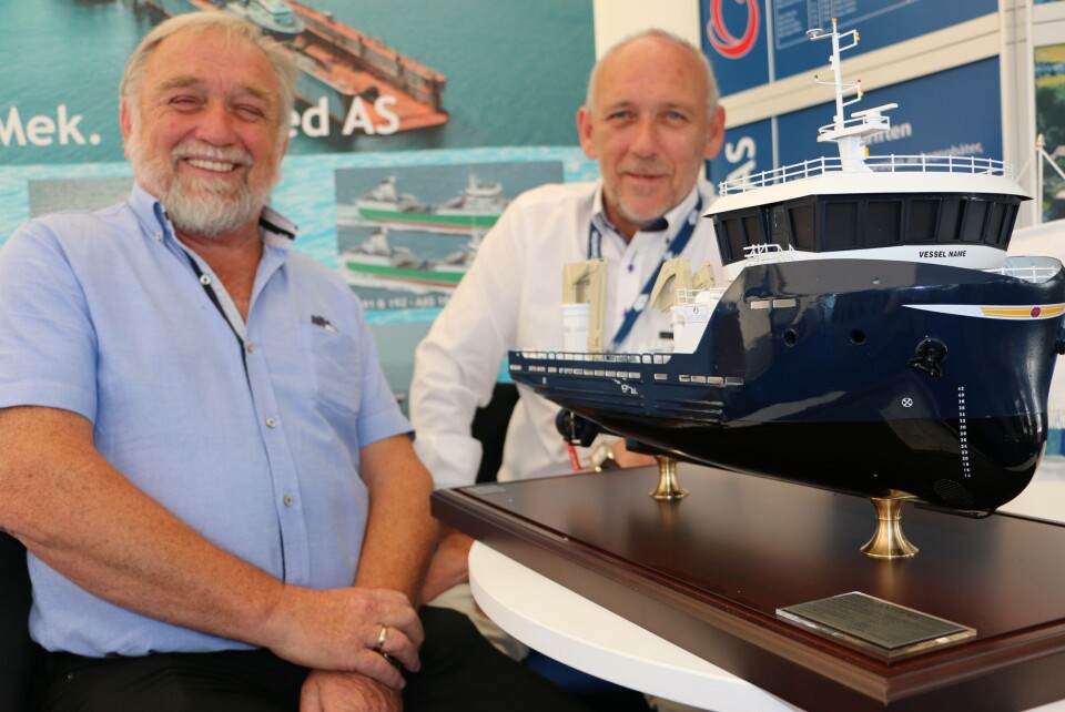 Olav (til v.) og Halvard Aas registerer god interesse for det nye AAS 28 WB designet. Her på Aqua Nor med en modell av fartøyet.Foto Asle Strønen