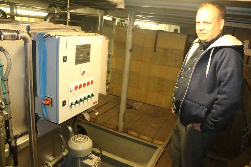 Driftssjef Magnus Klepsvik viser frem det nye renseanelgget. Foto: Vibeke Linn Blich