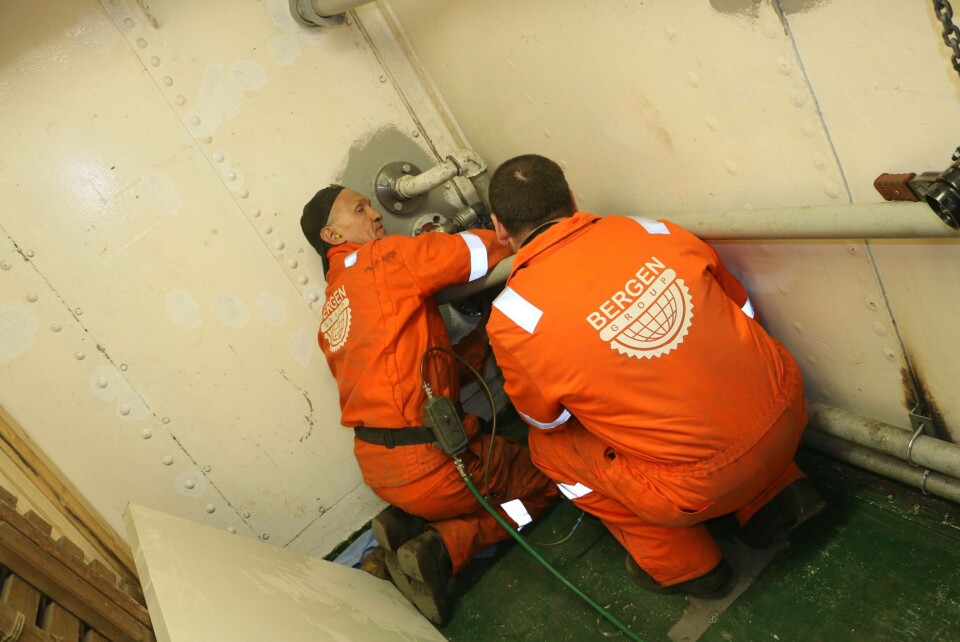 To arbeidere fra Bergen Group var inne og fikset rør til renseanlegget.Foto: Vibeke Linn Blich