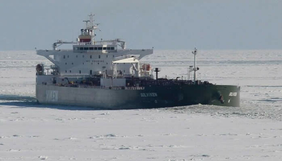 Bildet viser en av Viken Shippings to isforsterkede råoljetankskip på 113.450 dwt, M/S 'Solviken'. Foto: Rederiet