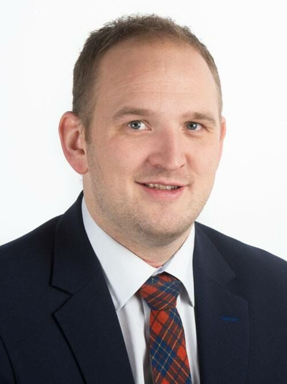 Samferdselsminister Jon Georg Dale vil ta i bruk økonomiske sanksjoner mot Torghatten dersom regulariteten ikke bedrer seg. Foto: Stortinget