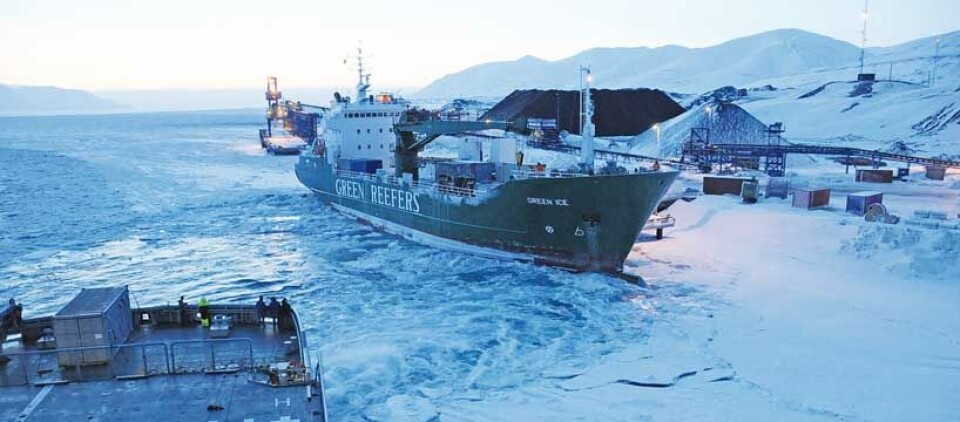 Presset på olje og mineralressurser i arktiske strøk vil trolig øke i årene fremover, noe som vil fordre bedre infrastruktur. Her assisterer KV “Svalbard” M/S “Green Ice” ut fra Svea-gruva på Svalbard.