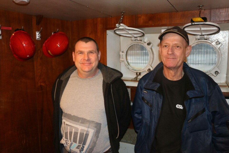 Frank Højgaard og Per Lund Sørensen hentes av 'Esvagt Alpha' i Bergen for å transporteres ut på jobb.