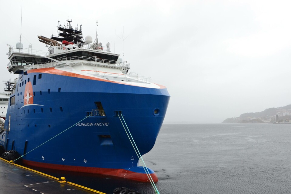 Dekksjef Normann Lønøy forteller at «Horizon Arctic» er en av det siste anker-handlere som er bygget, og at det har trolig størst kapasitet på vinsjer i Nordsjøen. Foto/Video: Margarita Savinova.