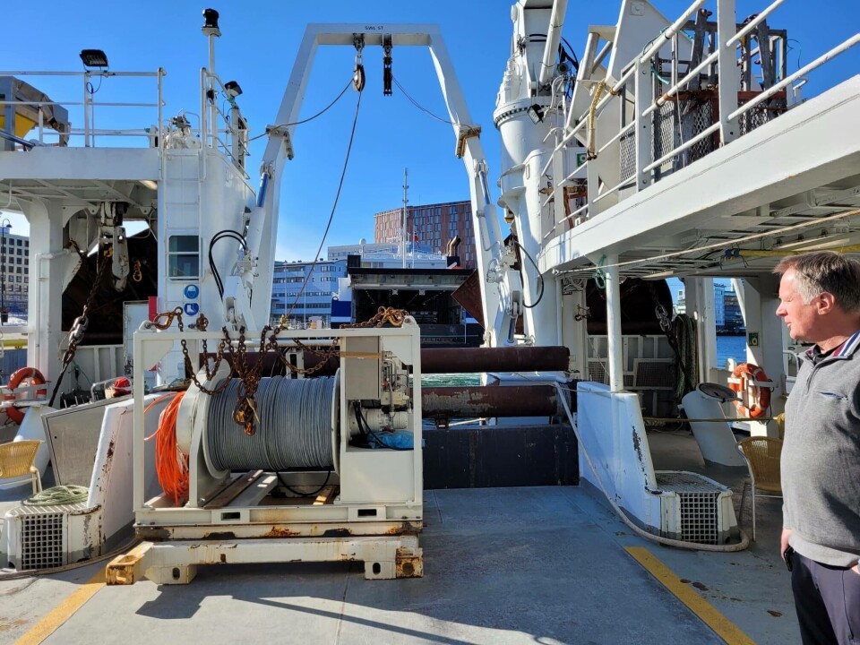 Kaptein Tom Ole Drange viser Skipsrevyen rundt på FF «Kristine Bonnevie». Foto: Bjørnar Blaalid