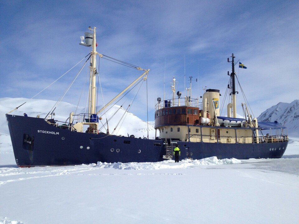 I år var det mer is enn vanlig, forteller kapteinen og legger til at det 64 år gamle skipet går godt i isen. Foto: Magnus Reteike