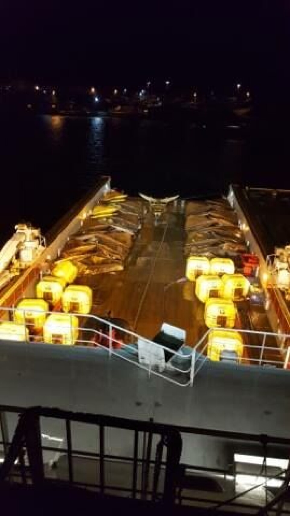 Dekket fylt med ankere og bøyer. Foto: Privat