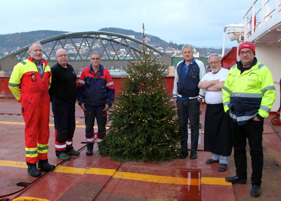 Fra venstre: Matros Odd Stendahl, maskinsjef Leif Edmund Kvitnes, matros Karl-Hilmar Johnsen, overstyrmann Arne Thevik, kokk Kjell Aksel Hansen og kaptein Ivar Tøsse. Foto: Andrea Bærland