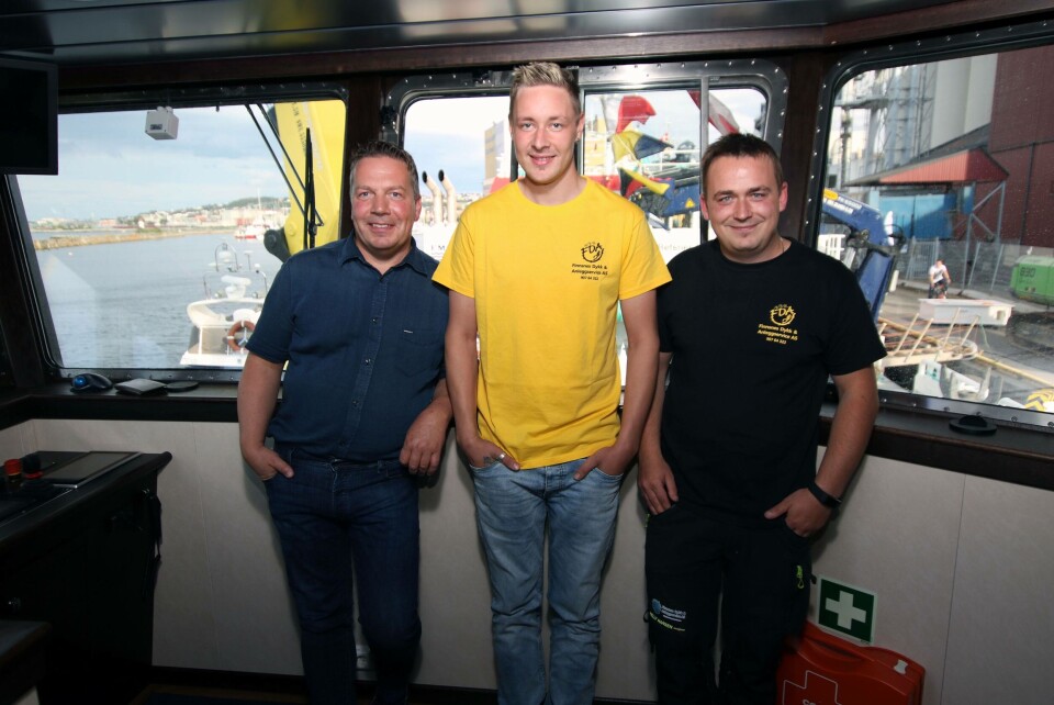 – Vi er strålande nøgd med MS ”Hans”, fortel frå v, Keneth Larsen, Simen Enoksen og Alexander Figenschou. Til liks med MS ”Niklas ”, er også denne bygd hos Fitjar Mekaniske Verkstad. Innan nyttår skal FMV levere endå ein båt til Larsen. Det vil seia at Finnsnes Dykk & Anleggservice AS vil ha handla båtar på Fitjar for over 120 millionar kroner på halvtanna år. Foto: Vidar Alfarnes