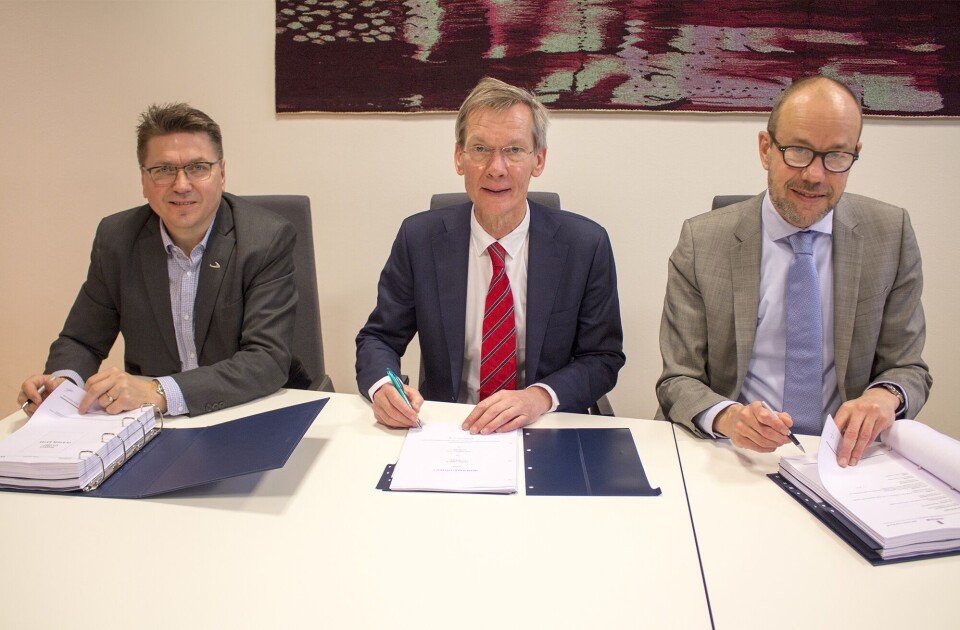 Kontraktssignering med representanter for Ulstein og Acta. Foto: Ulstein