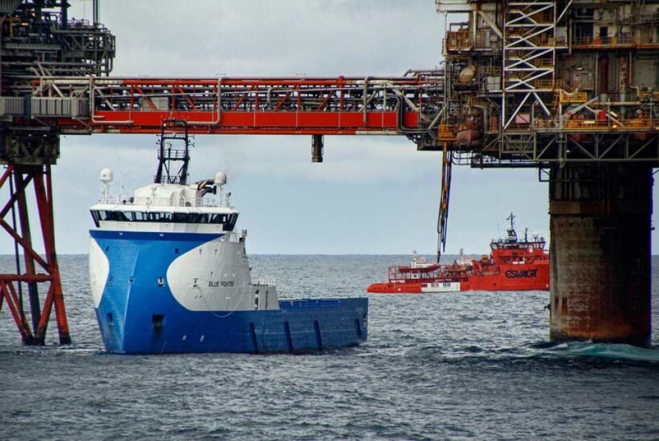 <Foto> Det første av Blue Ship-fartøya, ‘Blue Fighter’, ved arbeid på rigg. Foto tatt av Ingrid Verschuren om bord på ‘New Venture’.