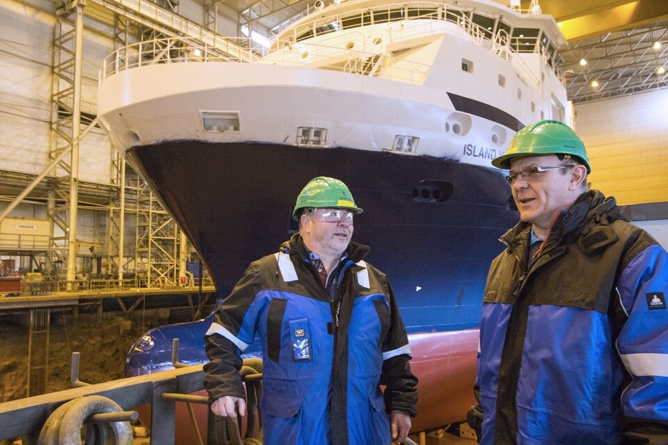 Kjell Ove Mork og Jan Peder Hoggen i Ulsteins serviceavdeling foran AHTSEn Island Valiant som er inne til tiårsklassing. Foto: Ulstein