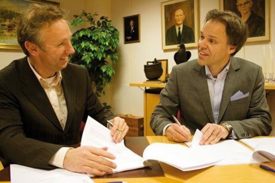Bob Rietveldt (til v) og Tore Ulstein signerer avtalen som innebærer at Ulsteinkonsernet kjøper det nederlandsbaserte selskapet Sea of Solutions. – Sammen skal vi skape enda fleire og betre løysningar, seier Rietveldt optimistisk.