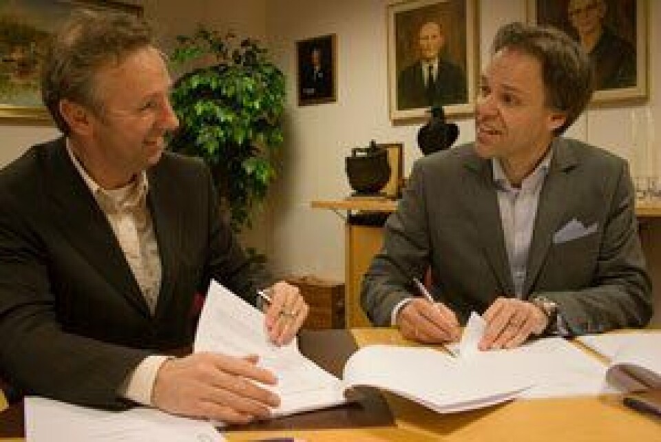 Bob Rietveldt og Tore Ulstein signerte i dag den endelege avtalen som inneber at Ulsteinkonsernet kjøper det Nederland-baserte selskapet Sea of Solutions. - Saman skal vi skape enda fleire nye og betre løysningar, seier Rietveldt optimisitisk.