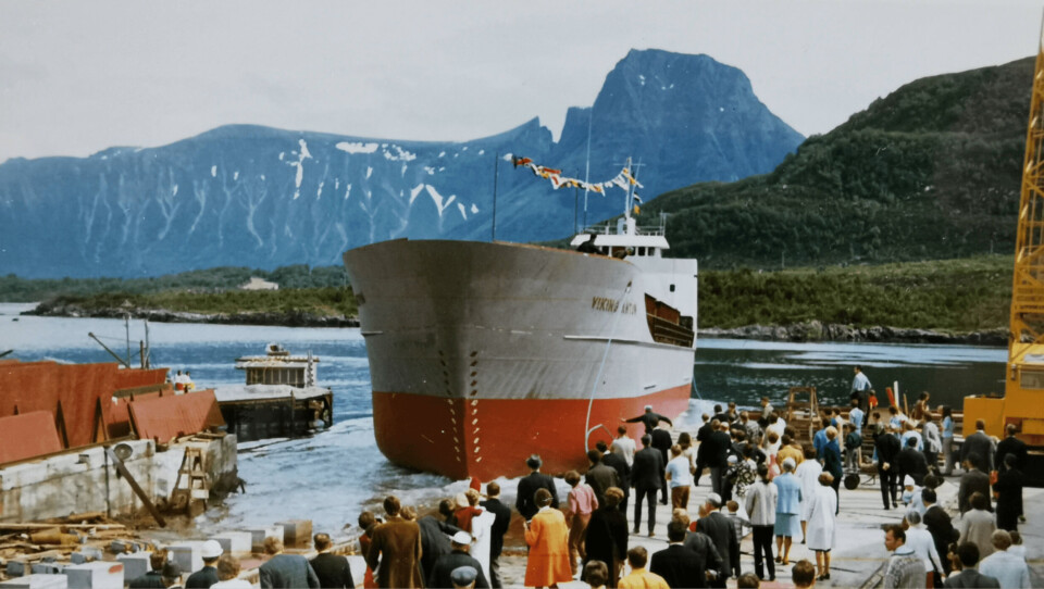 Mange hadde møtt opp for å følge sjøsettinga av «Viking Anton» fra beddinga på Hjørungavåg Verft i 1971. Foto: Privat