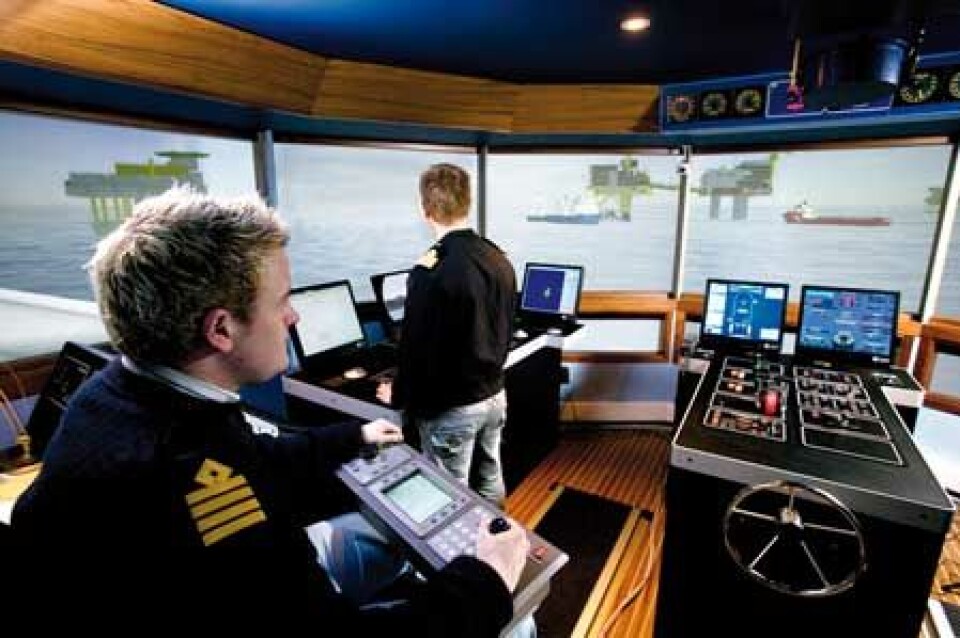Offshore-næringen vil øke satsingen på opplæring også innenfor winch og stabilitet. Bildene viser ankerhåndtering ved en av simulatorene til Høgskolen i Ålesund og OSC.