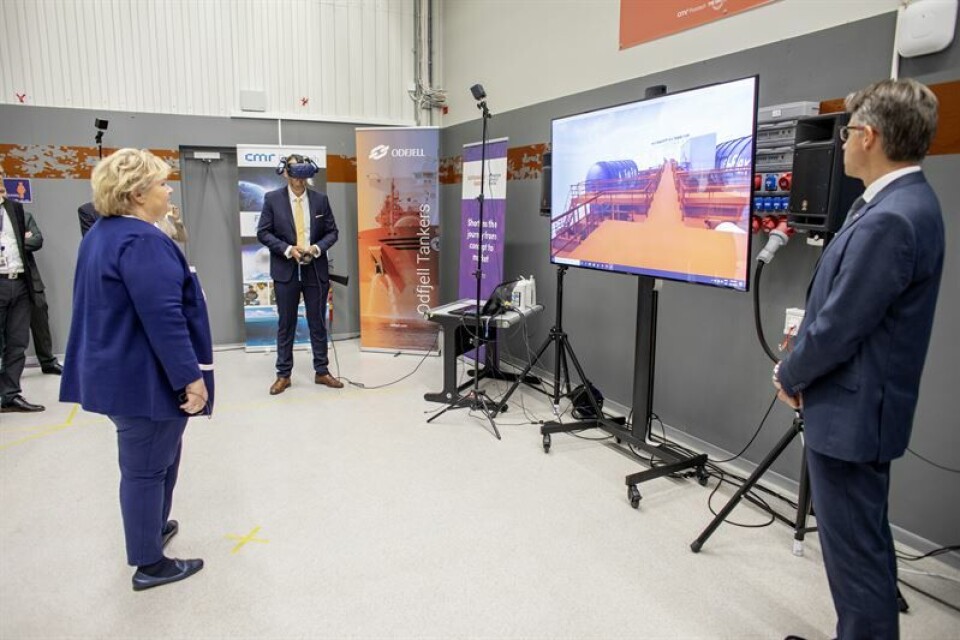 Erik Hjortland, Teknologidirektør i Odfjell, og Bernt Skeie, CEO i Prototech, presenterte brenselcelleløsningen for statsminister Erna Solberg på Stord torsdag. Foto: Sustainable Energy Katapultsenter