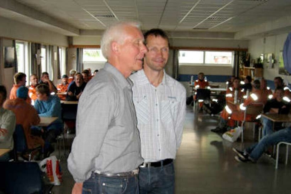 Peder Vaagland overlater roret til Øyvind Vaagland Reiten. Foto: Vaagland