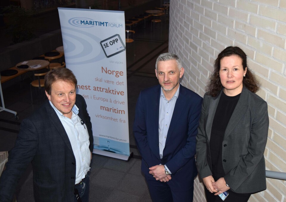 Anette Bonnevie Wollebæk overtar som styreleder i Maritimt Forum Nordvest. Her står hun sammen med daglig leder i forumet, Anfinn Ingjerd (lengst til venstre) og avtroppende styreleder Stig Bjørkedal.