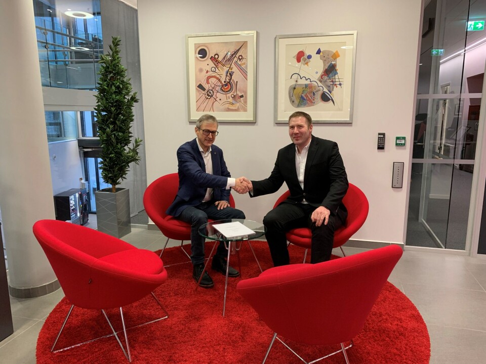 f.v. CEO i Remøy Shipping, Karl-Johan Bakken og salgssjef i Vard Electro, Arne Ove Rødstøl.