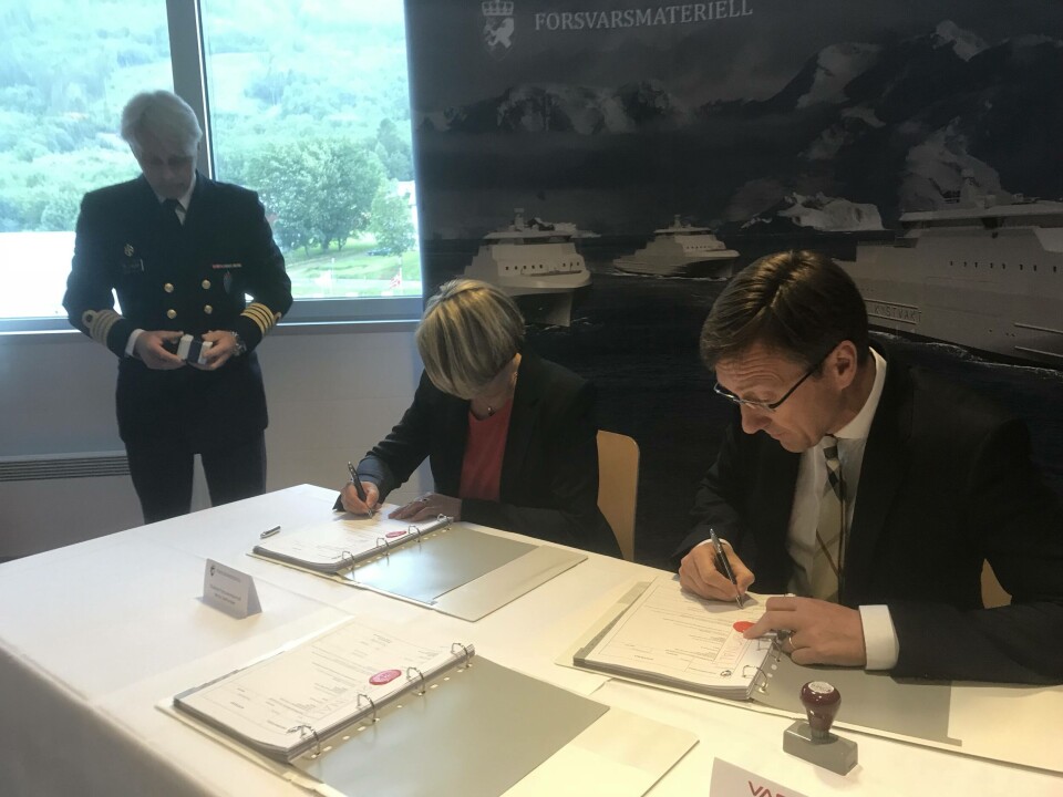 Mette Sørfonden og Roy Reite signerer byggekontrakten. Foto. Sigbjørn Larsen