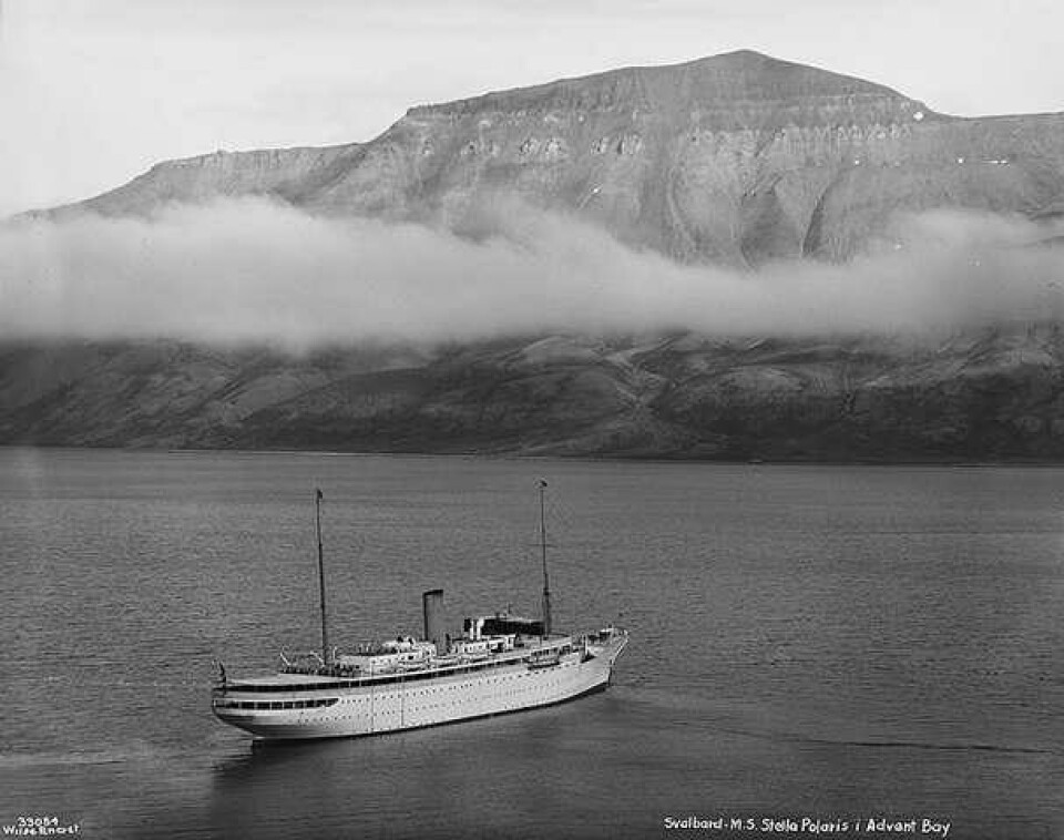 MY «Stella Polaris» i Adventfjorden på Svalbard i 1928. Foto: Anders Beer Wilse