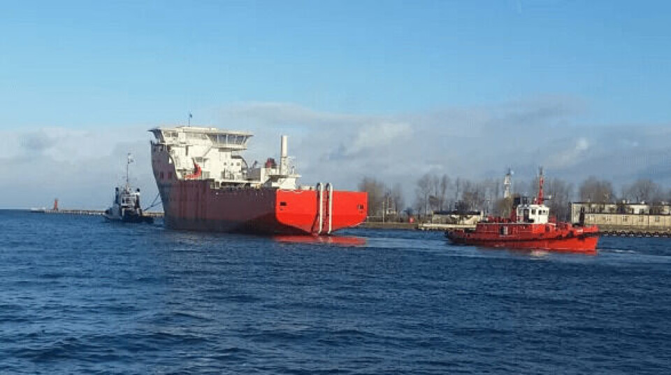 Skroget til 'Esvagt Njord' blir slept fra Gdansk med kurs mot Norge, hvor skipet er ferdigutrustet. Foto: Esvagt