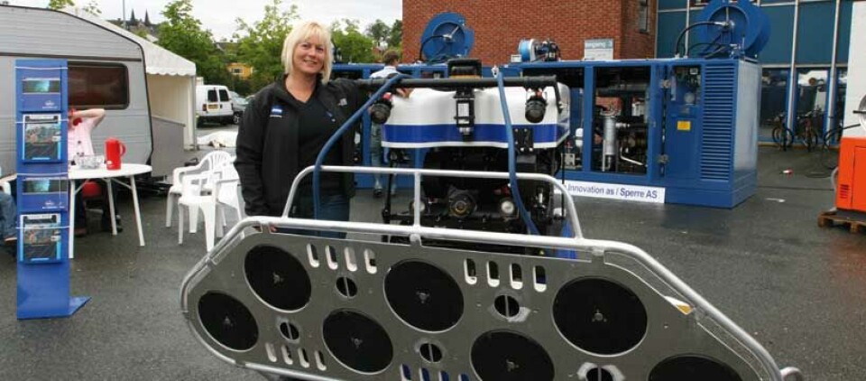 Wenche Haugerud er her fotografert med en Sperre ROV type SUB-fighter 7500 som var utstilt på messen.