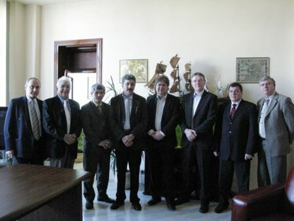 Fra avtaleinngåelsen, f.v.: Florinel Flor, General Manager Aker Shipyards Braila, Dr. Gelu Kahu, Chairman of InfoDBlaS, Vasile Giuglea, General manager of SDG, George Tudorie, General Manager of RomLotuS Group, Kåre Pettersen, MultiPlus Solutions, Øyvind