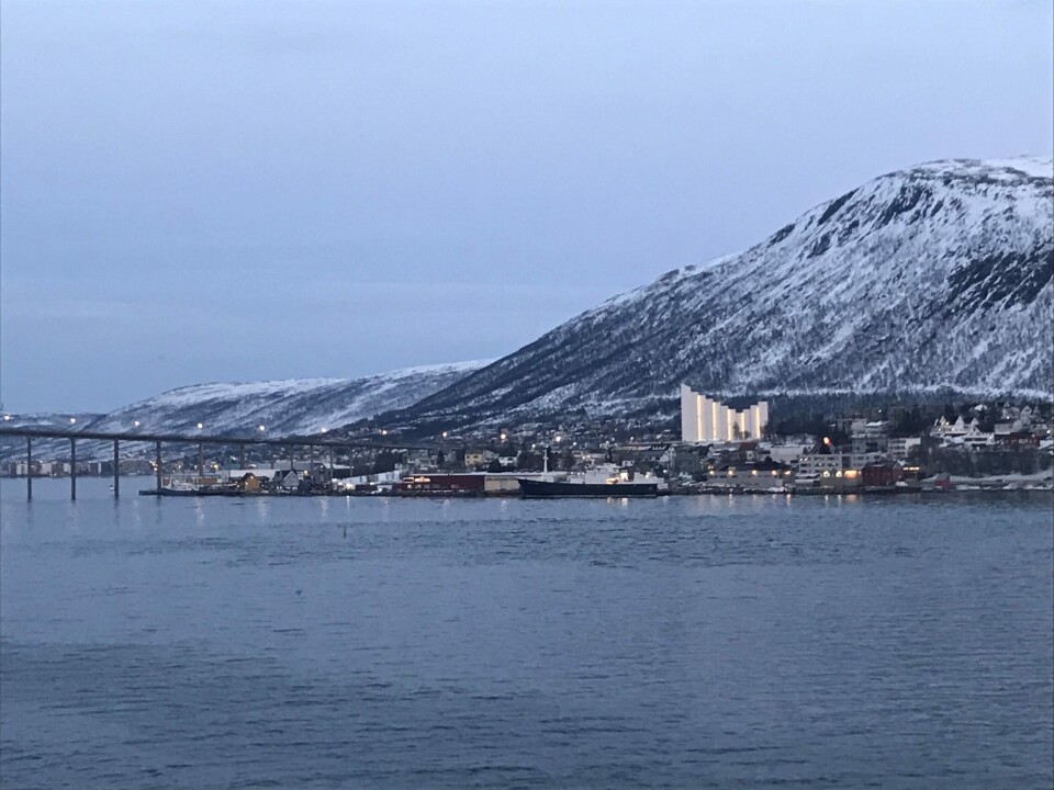 Ishavskatedralen dukker opp under Tromsøbrua.