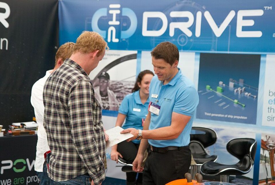 CEO Geir Larsen (t.h) forteller om PhiDrive fremdriftssystem.