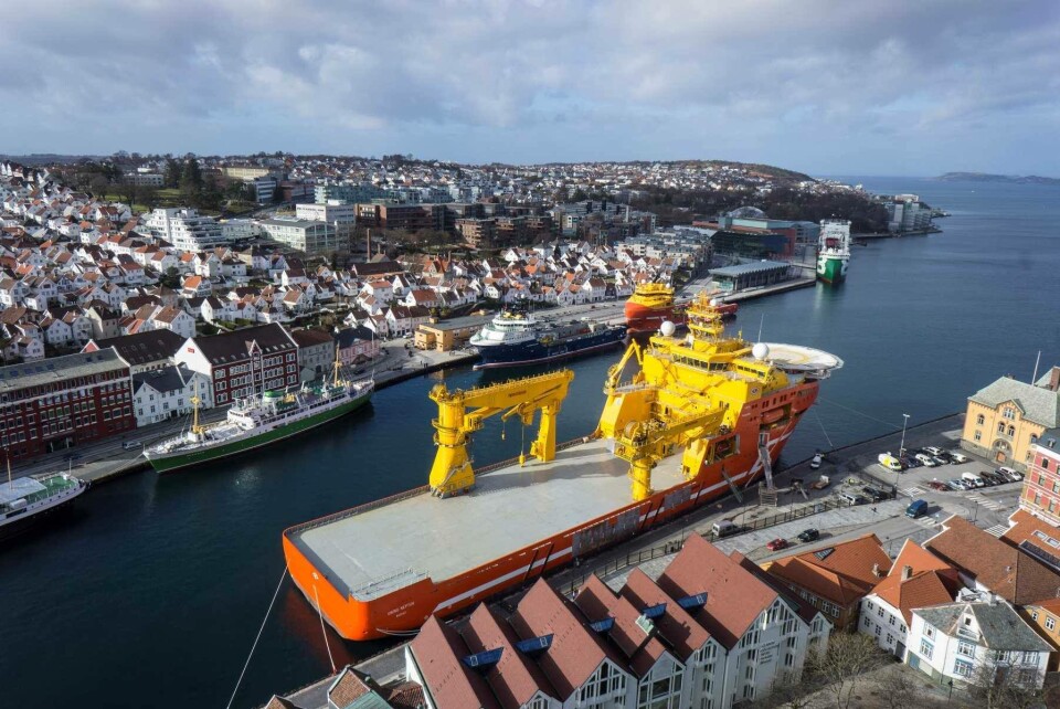 Nydelig motiv av både skip og by. Nydelig motiv av både skip og by.