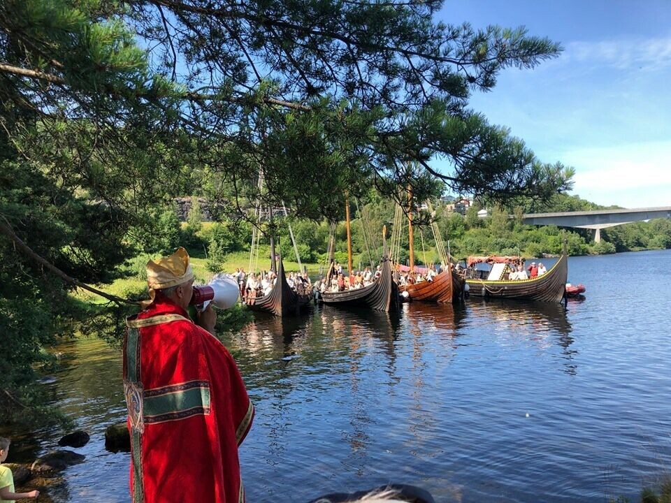Fire vikingskip har ankret opp i Telemark. Foto: Thor Øistein Eriksen.