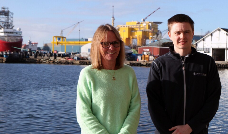 Etter flere års arbeid i FNs sjøfartsorganisasjon IMO, har Norge fått gjennom nye internasjonale retningslinjer for stabilitet for ankerhåndteringsskip. Bildet viser Turid Stemre og Anders Mathisen. Foto: Kari Stautland, Sjøfartsdirektoratet