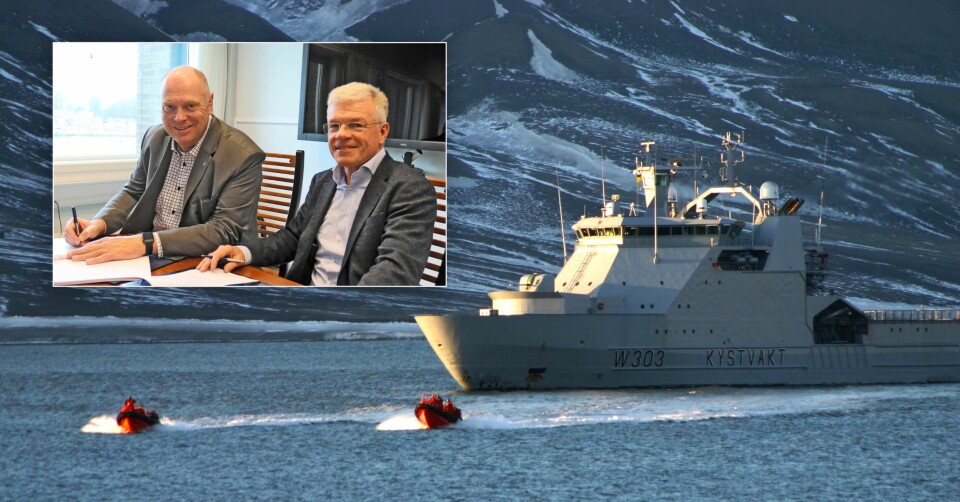 SIGNERTE ANSKAFFELSE: Helge Munkås Andersen; senterleder Kystverket Beredskapssenter og prosjekt- og salgssjef i DESMI; Henrik Jensen. Foto: Kystverket