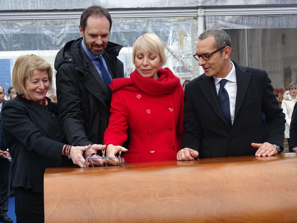 KLIPPET SNOREN: Rektor Anne Husebekk, UiT (t.v.), direktør Jan-Gunnar Winther, Norsk Polarinstitutt og direktør Sissel Rogne, Havforskningsinstituttet klippet 'snoren' som bestod av tynne kabler. Foto: Gunn Sissel Jaklin / Norsk PolarinstituttFoto: Gunn Sissel Jaklin / Norsk Polarinstitutt